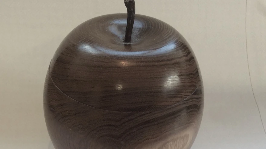 Photo of blind veteran Bill Mooney's woodturned apple
