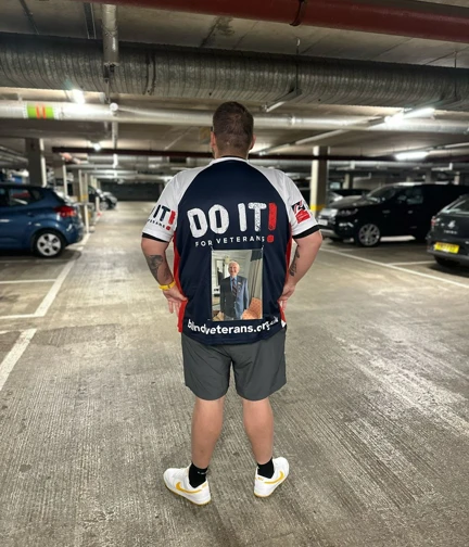 A picture of runner Ben from the back to show the picture he had put on his Blind Veterans UK top of his great grandad